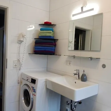 - Geraeumige 95 Qm Mit Balkon Lejlighed *